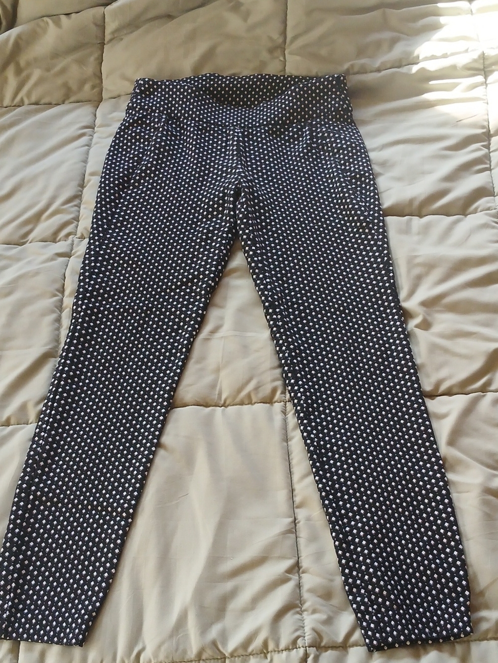 Women’s Black Polka Geometric Slim Pull On Pants/Leggings